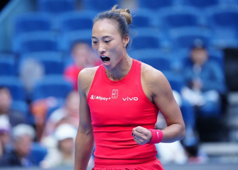 时隔两年进中网16强!郑钦文2-1力克18号种子 首盘抢七险胜